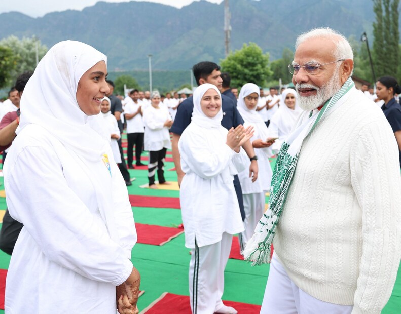 भारतासह जगभरात योग दिन साजरा करणाऱ्यांना काश्मीरच्या धरतीवरून योग दिनाच्या शुभेच्छा देतो. आंतरराष्ट्रीय योग दिनाला १० वर्षे पूर्ण झाली असल्याचंही पंतप्रधान मोदींनी म्हटलं.