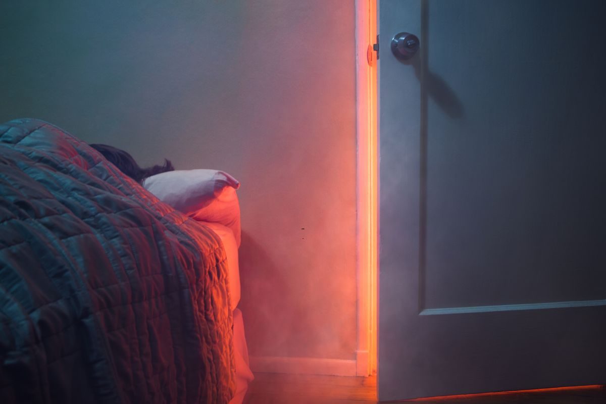 रात को पति घर लौटा; पत्नी के कमरे से आ रही थी अजीब आवाज, दरवाजा खोलते ही खिसक गई पैरों तले जमीन रात को पति घर लौटा; पत्नी के कमरे से आ रही थी अजीब आवाज, दरवाजा खोलते ही खिसक गई पैरों तले जमीन