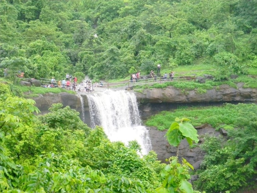 भगीरथ : मध्य रेल्वेच्या वांगणी स्थानकापासून 4 किलोमीटर अंतरावर पर्यटकांचे प्रमुख आकर्षण ठरलेला भगीरथ धबधबा आहे. बेडीसगावापासून धबधब्याकडे जाण्यासाठी पायवाट आहे. पावसाळ्यात पर्यटक याठिकाणी येऊन निसर्गाचा आनंद लुटतात.