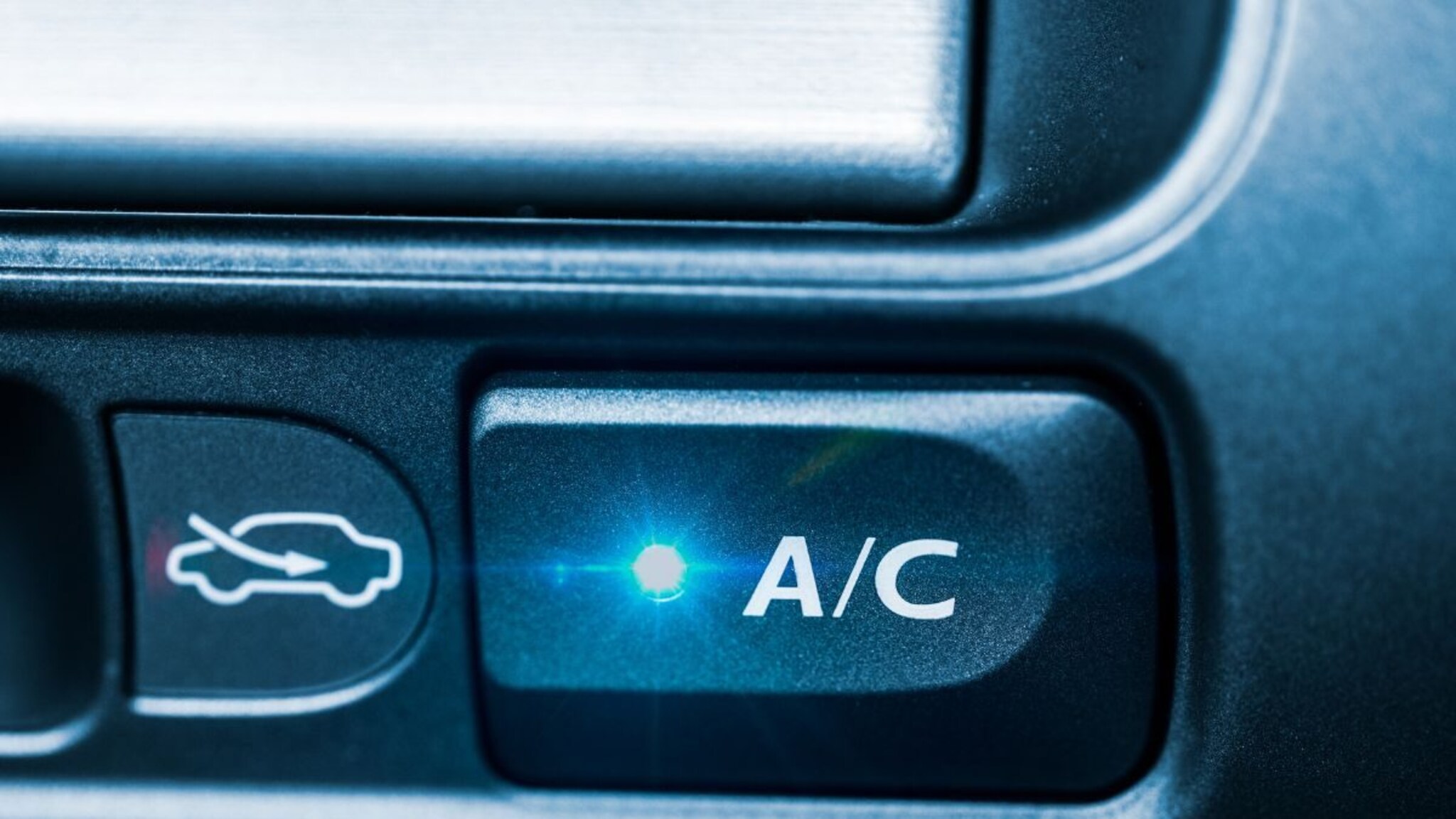 कारमध्ये बसल्यावर AC कधी चालू केला पाहिजे? तुम्ही ही चूक तर करत नाही ना?