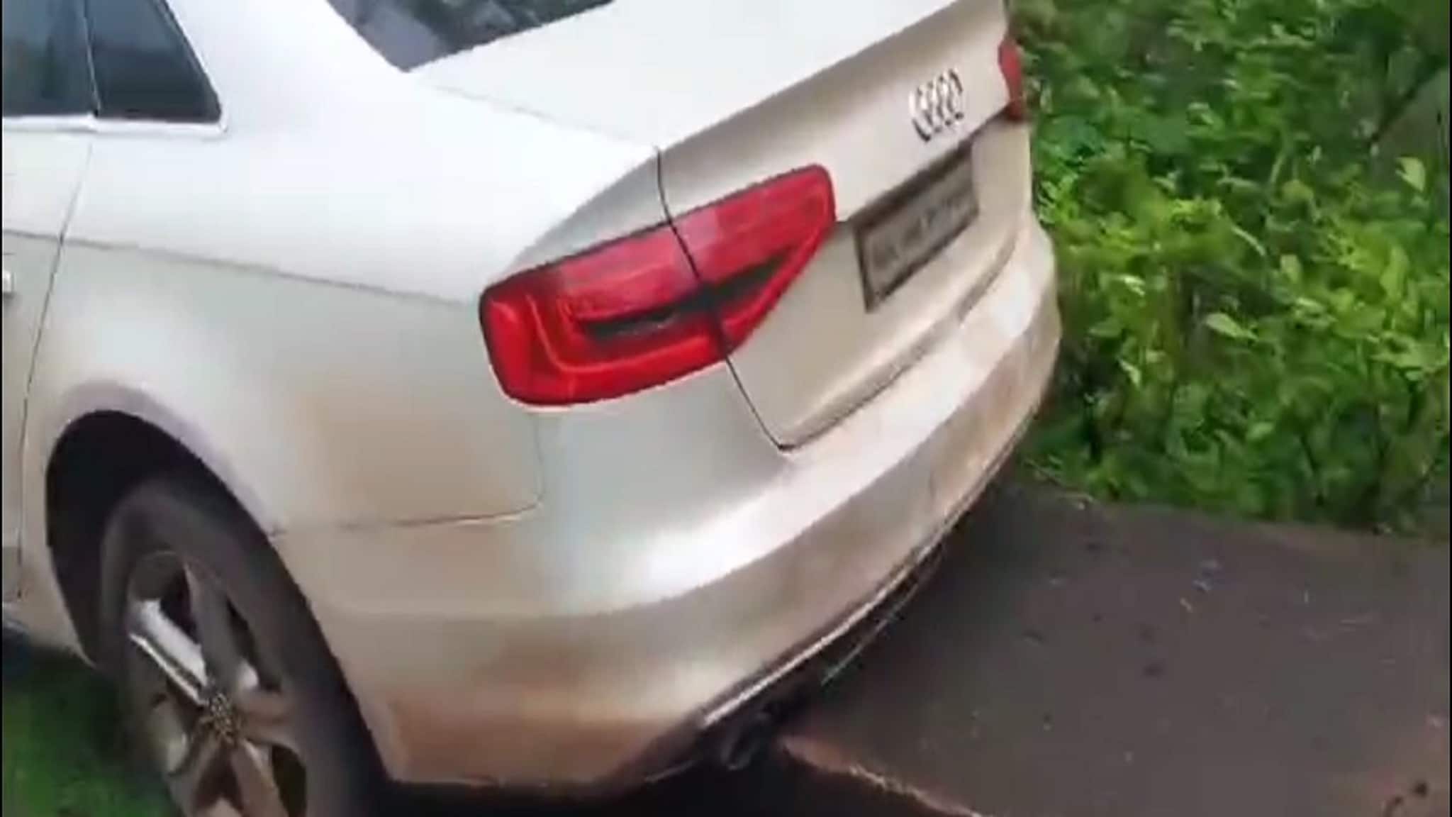 धुक्यात दडून बसलेला काळ, पण दैव बलवत्तर; संरक्षक कठड्यानं वाचवलं, दरीत लटकली अर्धी कार