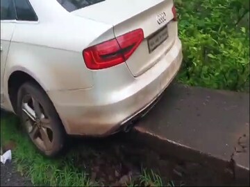 धुक्यात दडून बसलेला काळ, पण दैव बलवत्तर; संरक्षक कठड्यानं वाचवलं, दरीत लटकली कार धुक्यात दडून बसलेला काळ, पण दैव बलवत्तर; संरक्षक कठड्यानं वाचवलं, दरीत लटकली कार