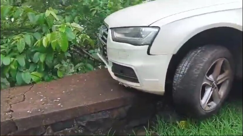 हा संरक्षक कठडा म्हणजे या कारसाठी देवदूतच ठरला. त्याने या कारला वाचवलं. कार बरोबर संरक्षक कठड्याच्या मध्येच अडकली. त्यामुळे ती दरीत कोसळली नाही.