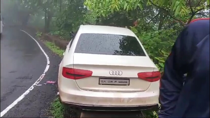 सिंधुदुर्गच्या दोडामार्ग तालुक्यातील तिलारी घाटात एक कार धुक्यात भरकटली. ही कार जवळपास मृत्यूच्या दारातच पोहोचणार होती. पण सुदैवाने ती दरीत कोसळली नाही.