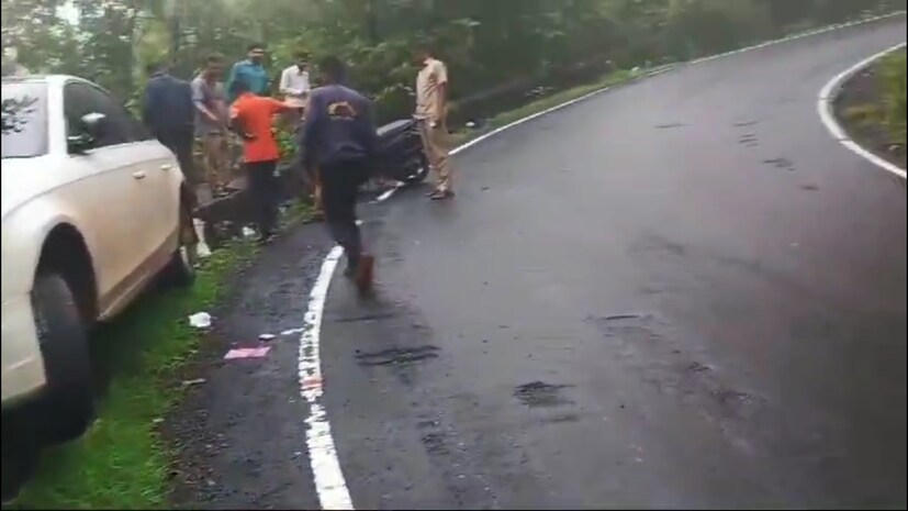 ही कार गोव्यातील असून ती तिलारी घाटातून जात होती, त्यावेळी वळणावर दाट धुक्यांचा अंदाज न आल्याने कारचा अपघात झाला. कार संरक्षक कठड्यावर चढली.