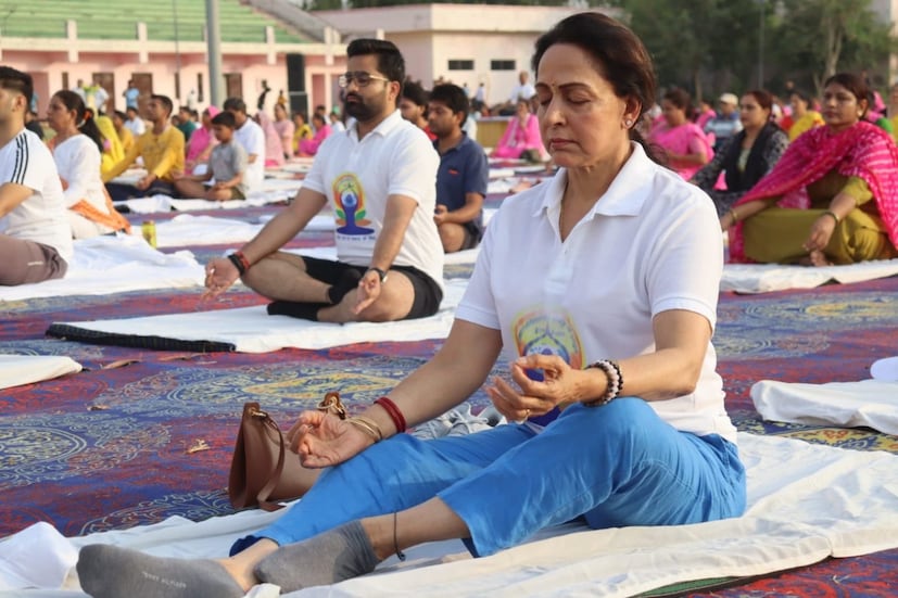 प्रामुख्यानं बॉलिवूडची ज्येष्ठ कलाकार मंडळी योग दिवसाच्या सकाळी योगा करताना दिसले. त्यांचे फोटो समोर आलेत. 