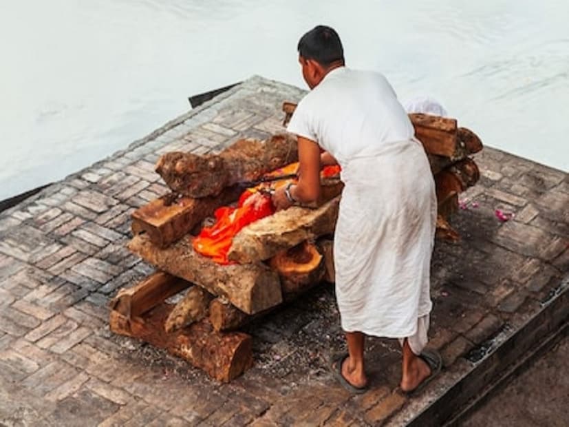 हिंदू धर्मातील १६ संस्कारांपैकी मृत्यूनंतर अंत्यसंस्कार करणे हा अंतिम संस्कार आहे, ज्याला अंत्येष्टी संस्कार असेही म्हणतात. अंत्यसंस्कारानंतर मृत व्यक्तीची राख (रक्षा) विसर्जन करणे हा देखील एक महत्त्वाचा विधी आहे. यामुळे आत्म्याला शांती मिळते, अशी धार्मिक श्रद्धा आहे.