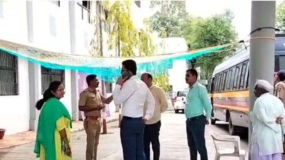 जिल्हाधिकारी कार्यालयाच्या गच्चीवर चढले मराठा तरुण! जिल्हाधिकारी कार्यालयाच्या गच्चीवर चढले मराठा तरुण!