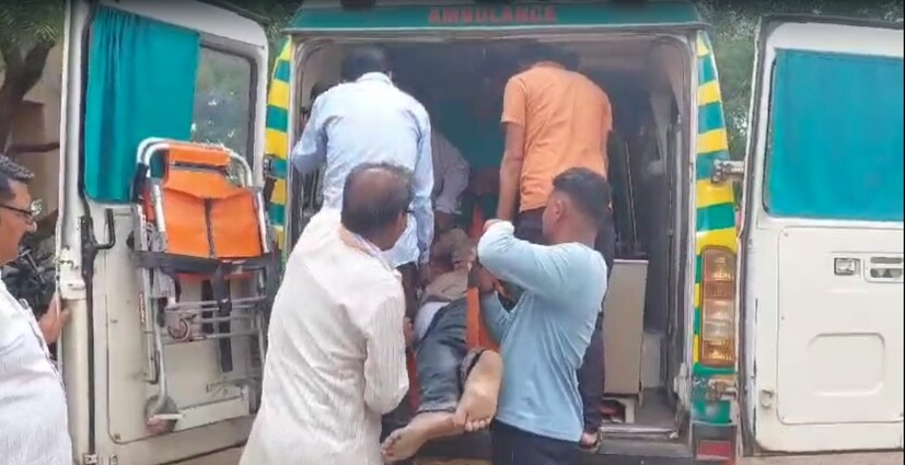 पण या तलाठ्याने नोटिसीला उत्तर दिलं नव्हतं. त्यामुळे त्याच्या निलंबनाचा प्रस्ताव जिल्हाधिकाऱ्यांकडे पाठवल्याची माहिती तहसीलदारांनी माहिती दिली. तहसीलदार यांना जाब विचारण्यासाठी तलाठी दारू पिऊन आला. प्रशासनाने त्याला रुग्णालयात पाठवलं.