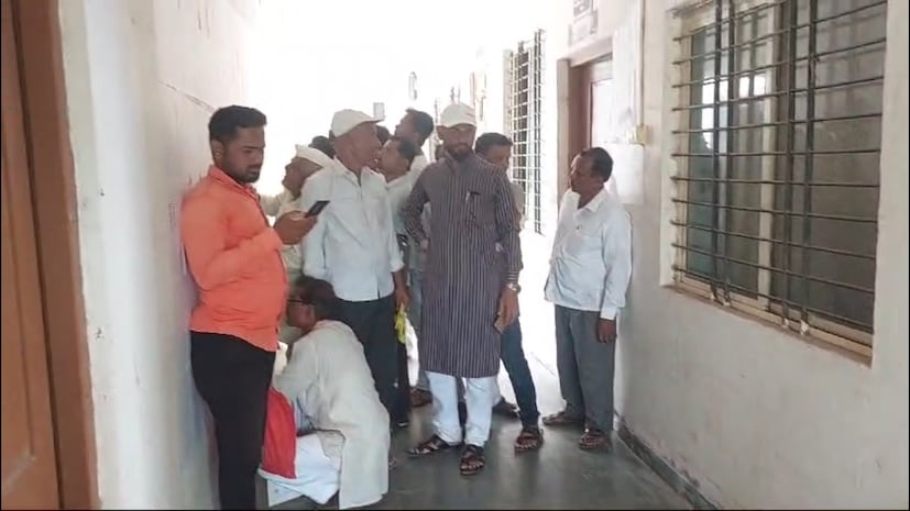 त्याला पाहण्यासाठी लोकांनी गर्दी केली. वाढती गर्दी पाहता अखेर तहसील प्रशासनाने मद्यधुंद तलाठी महोदयांना रुग्णवाहिकेतून उपजिल्हा रुग्णालयात उपचारासाठी दाखल केलं.