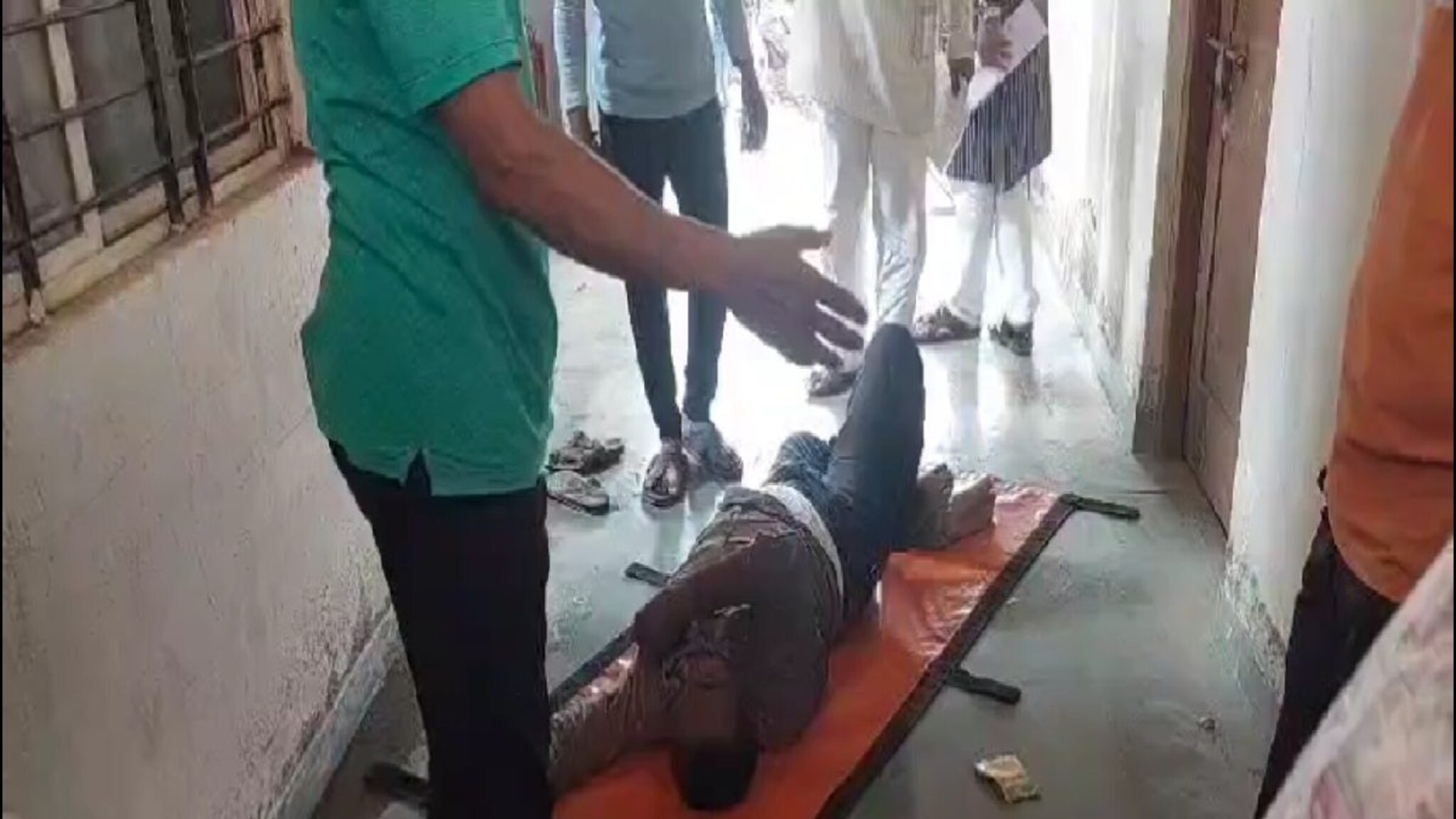 धाराशिवचा तलाठी फुल्ल तर्राट! कारनामा पाहून नागरिक धक्क्यात, बघायला तहसील कार्यालयात गर्दी, VIDEO VIRAL