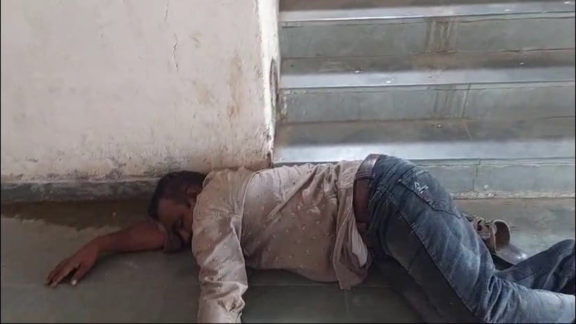 परंडा तहसील कार्यालयाच्या आवारातच हा तलाठी मद्यधुंद अवस्थेत आला. दारू पिऊन तो कार्यालयाच्या दारातच आडवा झोपला. नागरिकांनी त्याचा व्हिडीओ बनवून सोशल मीडियावर व्हायरल केला.