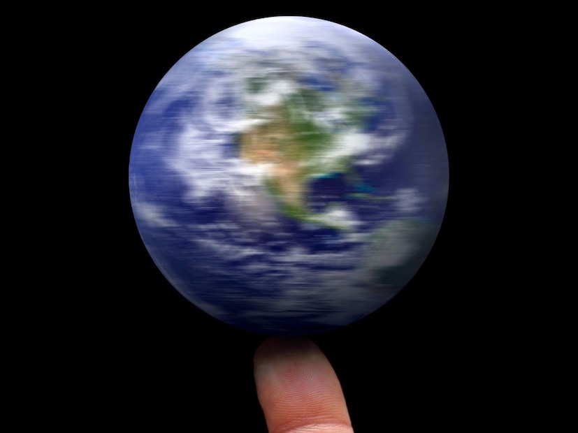 पृथ्वी स्वतःभोवती फिरता फिरता सूर्याभोवती फिरते हे आपल्याला माहितीच आहे पण तिचा फिरण्याचा वेग किती? याचा तुम्ही कधी विचार केला आहे का? पृथ्वी स्वतःभोवती फिरता फिरता सूर्याभोवती फिरते हे आपल्याला माहितीच आहे पण तिचा फिरण्याचा वेग किती? याचा तुम्ही कधी विचार केला आहे का?