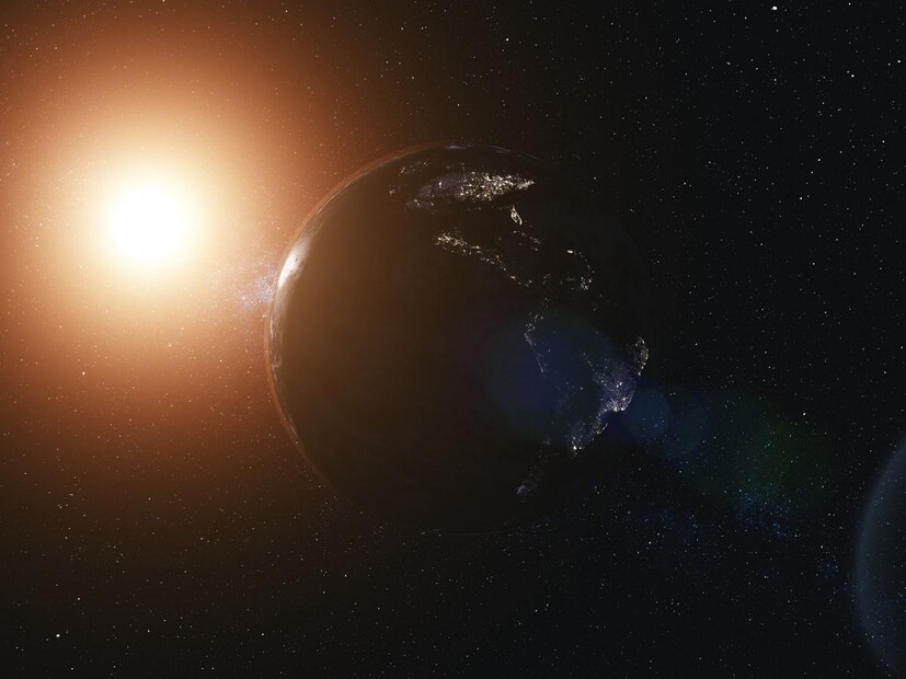 एखादी गोष्ट दुसऱ्या गोष्टीभोवती फिरत असेल तर फिरणाऱ्या गोष्टीचा फिरण्याचा वेग हा समोरील गोष्ट किती दूर आहे, यावर अवलंबून आहे.