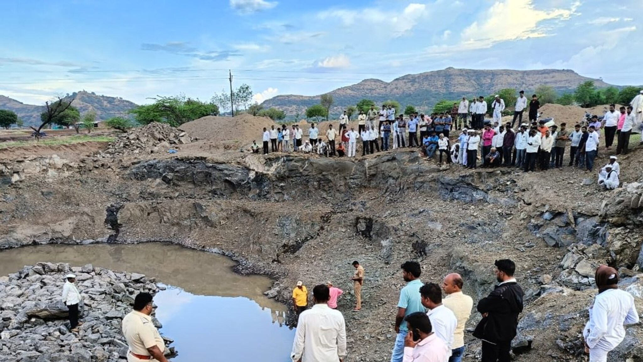 Ahmednagar News : अर्धवट शेततळ्याने घेतला 3 चिमुरड्यांचा जीव! संगमनेरमधील घटनेचे PHOTOS समोर