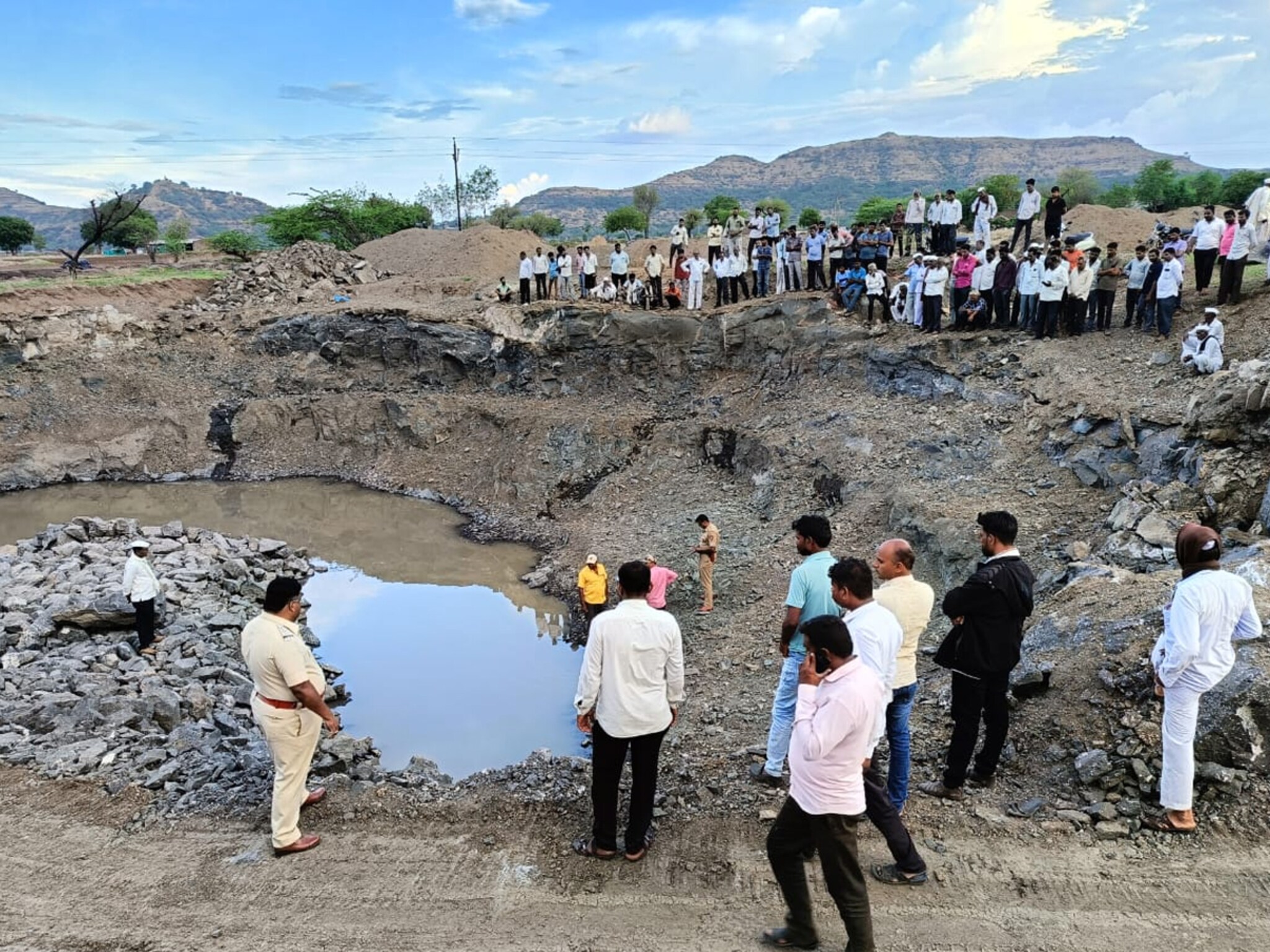 अर्धवट शेततळ्याने घेतला 3 चिमुरड्यांचा जीव! संगमनेरमधील घटनेचे PHOTOS समोर