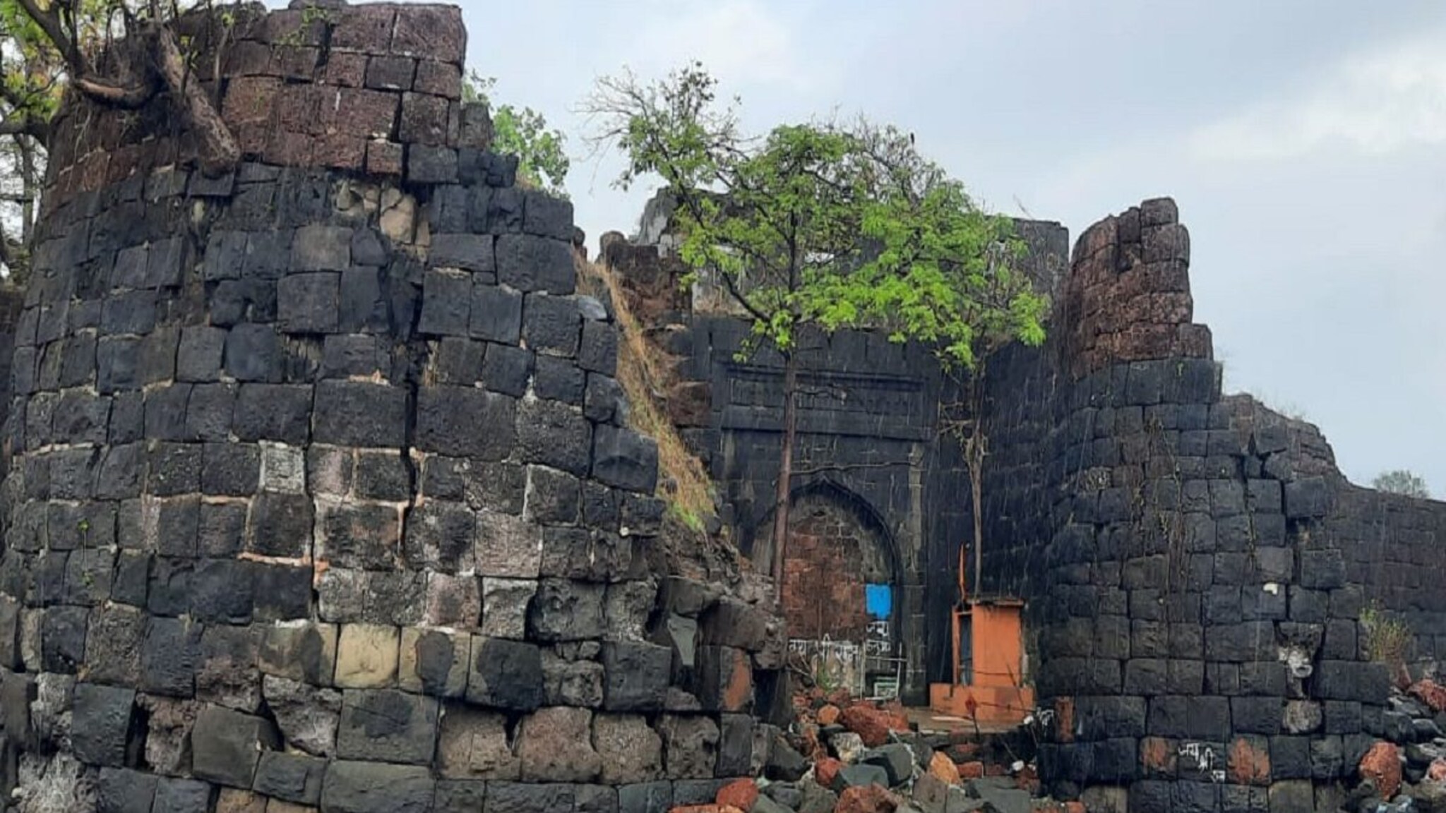 Ratnagiri : गोवा भुईकोट किल्ल्याची तटबंदी ढासळली, बुरुजाचे दगडही कोसळले; पुरातत्व खात्याचं दुर्लक्ष