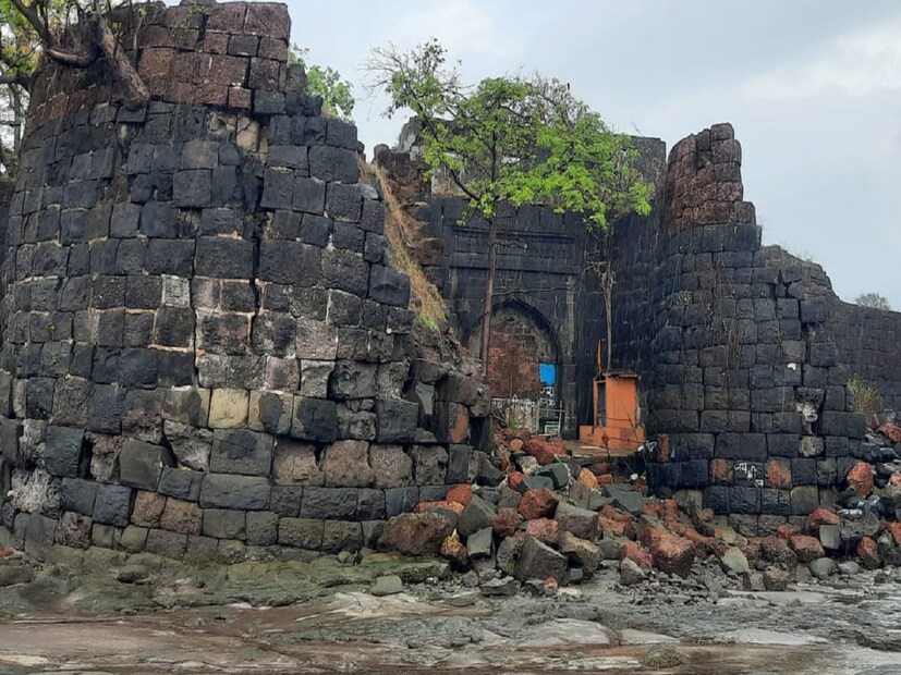 छत्रपती शिवरायांच्या पदस्पर्शाने पावन झालेल्या हर्णै गावात चार किल्ले आहेत. मात्र पुरातत्व विभागाच्या दुर्लक्षामुळे या किल्ल्यांची मोठ्या प्रमाणात पडझड सुरू आहे. पाण्यातील सुवर्णदुर्ग किल्ल्यावर वॉच ठेवण्याची महत्त्वाची भूमिका बजावणारा किनाऱ्यावरचा गोवा किल्ल्याची अलीकडे मोठ्या प्रमाणात पडझड सुरू आहे.