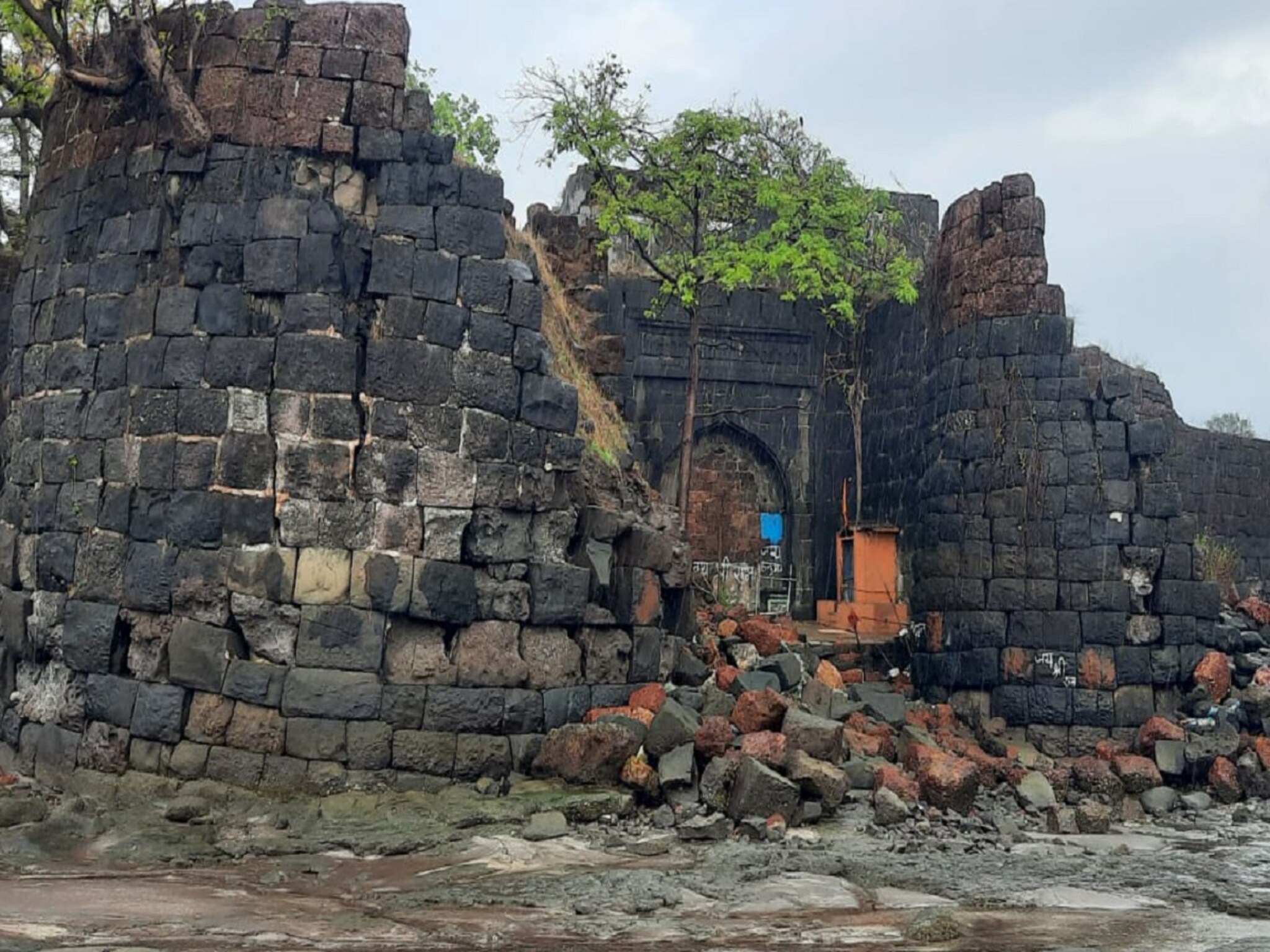 Ratnagiri : गोवा भुईकोट किल्ल्याची तटबंदी ढासळली, बुरुजाचे दगडही कोसळले; पुरातत्व खात्याचं दुर्लक्ष