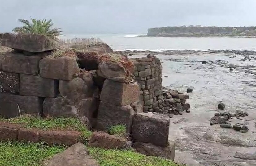 किल्ल्याला दोन दरवाजे आहेत एक दरवाजा समुद्राकडे भुयारी मार्ग आहे तर दुसरा दरवाजा जमिनीवर असल्याचे पाहायला मिळते. त्यामुळे या किल्ल्यातून समुद्रमार्गे सुवर्णदुर्ग किल्ल्यात अन्नधान्य व इतर युद्ध सामग्री समुद्री मार्गे पोहोचवली जात असण्याची शक्यता आहे.