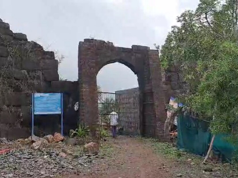 बंदरापासून अगदी जवळच असणारे फत्तेगड कनकदुर्ग गोवा किल्ला पर्यटकांचे खास आकर्षण आहेत. दरवर्षी लाखो पर्यटक या किल्ल्यांना भेटी देत असतात समुद्रातील सुवर्णदुर्ग किल्ला पर्यटकांचे खास आकर्षण आहे. त्याचबरोबर समुद्रकिनाऱ्यावर असणारा गोवा किल्ला सुद्धा तितक्याच तोडीचा असल्याने पर्यटक या ठिकाणी येऊन मनमुरादपणे आनंद लुटतात.