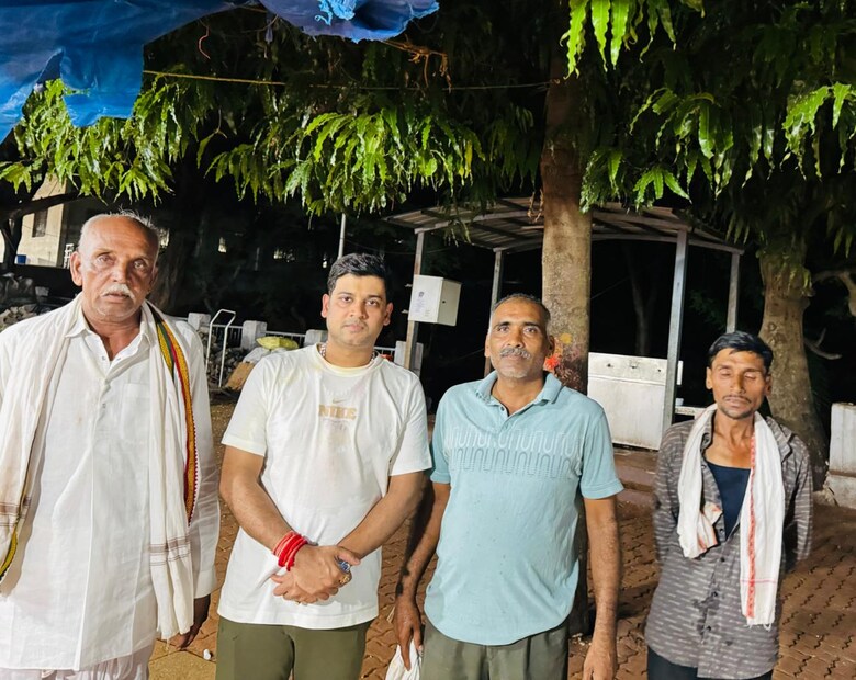 कुठल्याही देवस्थानी दर्शन घेण्यासाठी लोकप्रतिनिधी मग ते आमदार, खासदार असो की मंत्री नेहमी व्हीआयपी सेवेचा लाभ घेतात. मात्र, या गोष्टीला अपवाद ठरवेत कल्याणचे खासदार डॉ. श्रीकांत शिंदे.