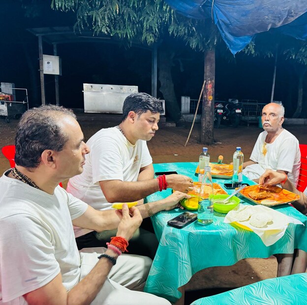 खासदार श्रीकांत शिंदे यांची तिरूपती येथील बालाजीवर नितांत श्रद्धा आहे. ते आवर्जून बालाजीच्या दर्शनाला जात असतात. मात्र, महाराष्ट्र राज्याचे मुख्यमंत्री यांचे पुत्र आणि स्वतः खासदार असूनही श्रीकांत शिंदे यांनी व्हीआयपी सेवा नाकारत पायी जात दर्शन घेण्याचे ठरवले. 