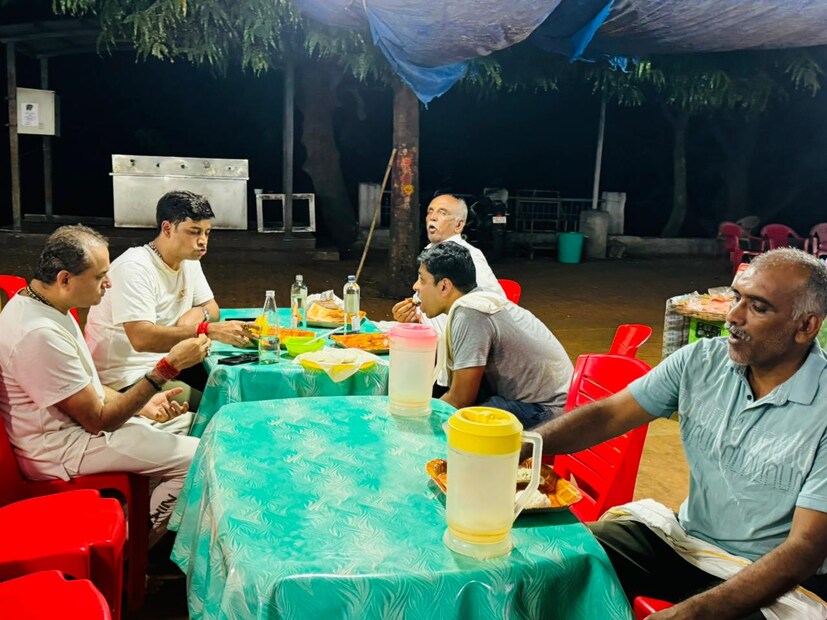 यावेळी अनेक तरुण मंडळी सुद्धा भेटत होती. तिसऱ्यांदा लोकसभा निवडणूक जिंकल्याबद्दल त्यांचे अभिनंदन त्यांनी केले. अखेर साडेतीन हजार पायऱ्या पार करत डॉ. श्रीकांत शिंदे यांनी तिरुपती बालाजी दर्शन घेतले. त्यानंतर त्यांनी देवाला प्रथेप्रमाणे केसही अर्पण केले.