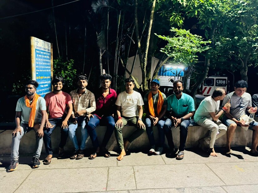 तिरुपती बालाजीच्या डोंगराच्या पायथ्यापासून ते थेट मंदिरापर्यंतचा पायी प्रवास त्यांनी केला. हा प्रवास काही साधासुधा नाही. या प्रवासात साडेतीन हजार पेक्षा जास्त पायऱ्या चालत जावे लागते. आणि या साधासुध्या पायऱ्या नसून शेकडो मीटर उंच डोंगरावर जाणाऱ्या पायऱ्या आहेत.
