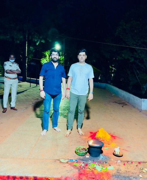 खासदार डॉ. श्रीकांत एकनाथ शिंदे हे जमीनवर पाय असलेलं नेतृत्व असल्याची अनेकांना माहिती आहे. याचीच प्रचिती नुतकत्याच घडलेल्या प्रसंगातून समोर आली आहे. खासदार डॉ. श्रीकांत एकनाथ शिंदे हे जमीनवर पाय असलेलं नेतृत्व असल्याची अनेकांना माहिती आहे. याचीच प्रचिती नुतकत्याच घडलेल्या प्रसंगातून समोर आली आहे.