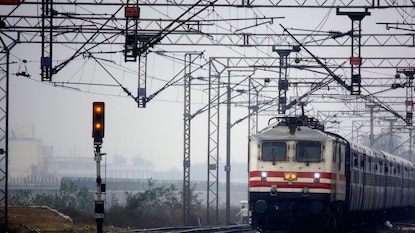 दहावी-बारावी पाससाठी रेल्वेमध्ये बंपर भरती, असा करा नोकरीसाठी अर्ज! दहावी-बारावी पाससाठी रेल्वेमध्ये बंपर भरती, असा करा नोकरीसाठी अर्ज!
