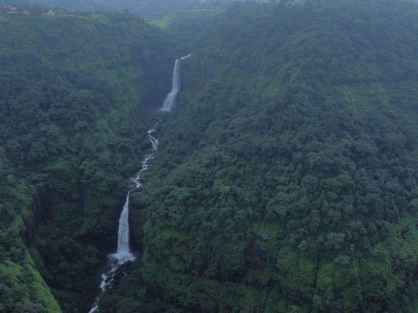 कुणे धबधबा : लोणावळा-खंडाळा भागात असलेला कुणे धबधबा पुण्यापासून 70 किमी अंतरावर आहे. कुणे धबधबा हा महाराष्ट्रातला सगळ्यात उंच धबधब्यांपैकी एक आहे. या धबधब्याचं पाणी 200 मीटर उंचीवरून खाली येतं. सकाळी सुरू होणारा कुणे धबधबा रात्री सुरक्षेच्या कारणास्तव बंद करण्यात येतो. कुणे वॉटर फॉलजवळ लोहगड आणि विसापूर हे दोन किल्लेही आहेत. लोणावळा स्टेशनवरून ऑटोरिक्षा कुणे धबधब्यावर घेऊन जातात.