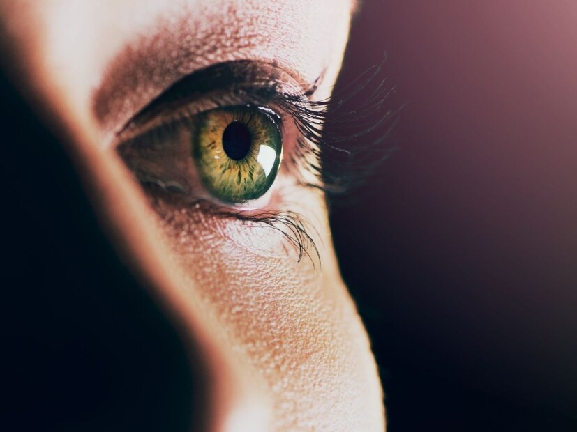 एखादी व्यक्ती खोटं बोलते हे तिच्या डोळ्यांवरून किंवा चेहर्‍याच्या हावभावांवरून समजतं. एखादी व्यक्ती खोटं बोलते हे तिच्या डोळ्यांवरून किंवा चेहर्‍याच्या हावभावांवरून समजतं.