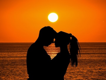 तरुणाने लावले अजब होर्डिंग (प्रतिकात्मक फोटो)  तरुणाने लावले अजब होर्डिंग (प्रतिकात्मक फोटो)