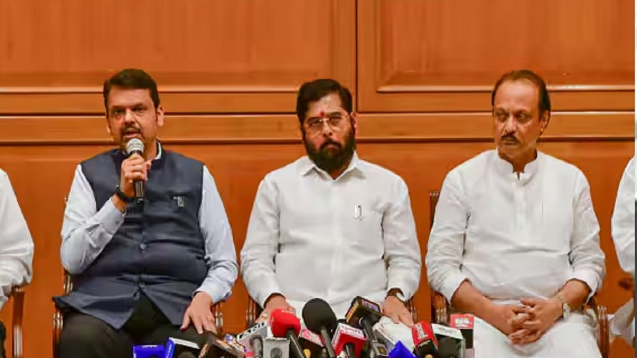 Cabinet Expansion : खातेवाटपाचा तिढा सुटणार? मुख्यमंत्री फडणवीसांच्या बंगल्यावर खलबतं