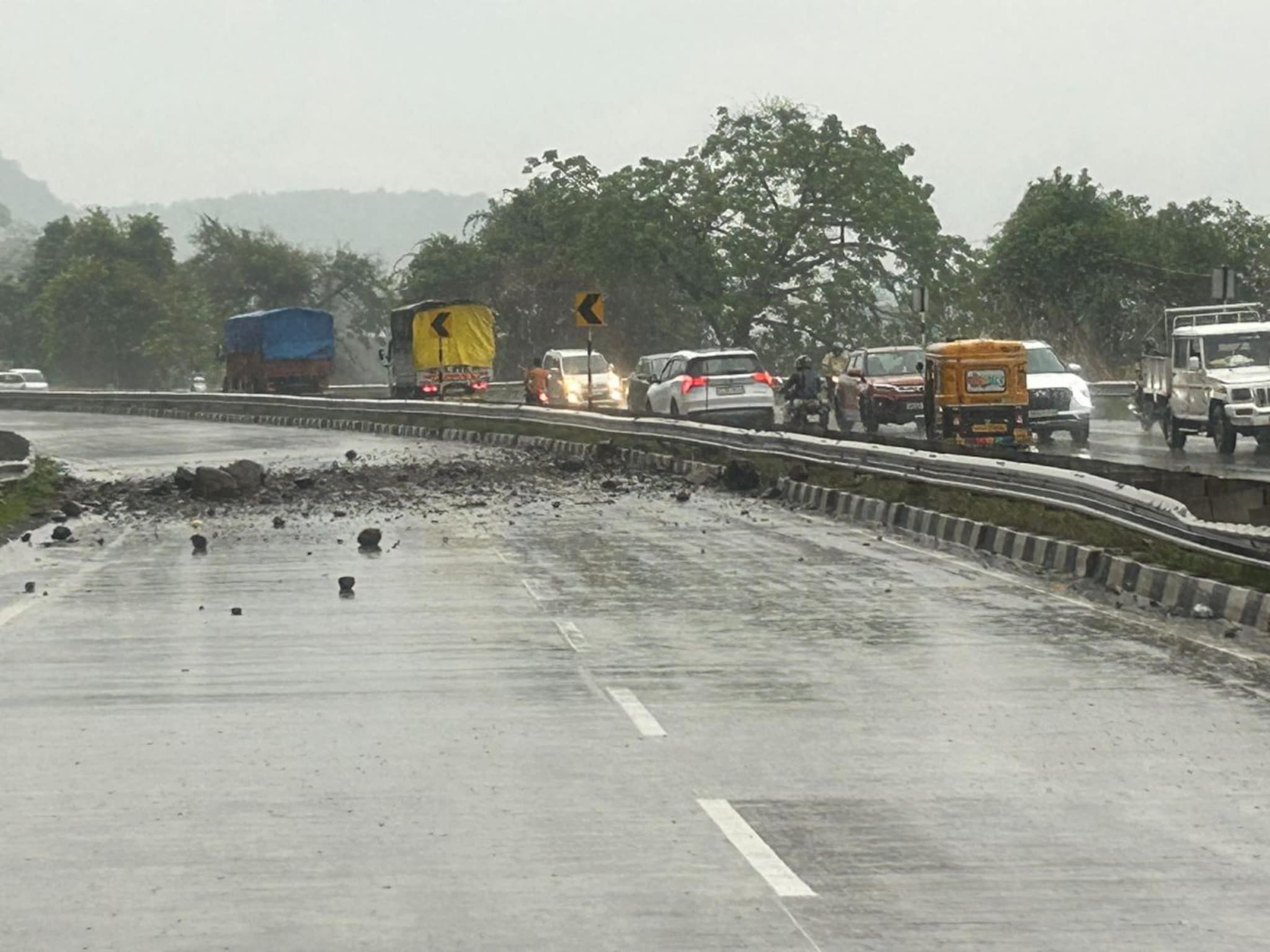 मुंबई गोवा महामार्गावर प्रवास करणाऱ्यांसाठी मोठी बातमी, तीन दिवस 'या' वेळेत वाहतूक बंद