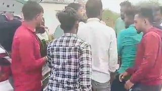 भररस्त्यात तलवारी, खंजर घेऊन हल्ला