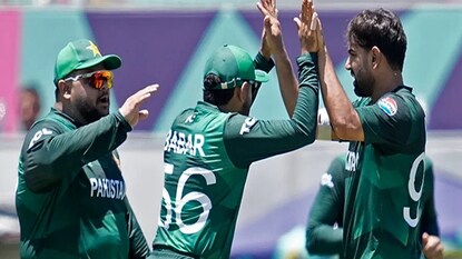 वर्ल्ड कप मॅचमध्ये पाकिस्तानवर बॉल टॅम्परिंगचा आरोप, ICC करणार कारवाई? वर्ल्ड कप मॅचमध्ये पाकिस्तानवर बॉल टॅम्परिंगचा आरोप, ICC करणार कारवाई?