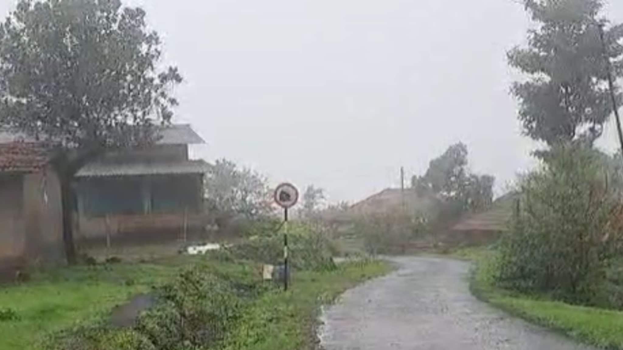 Ratnagiri Rain : रत्नागिरीत पावसाचा कहर; डोंगर खचला, गावाशी संपर्क तुटला