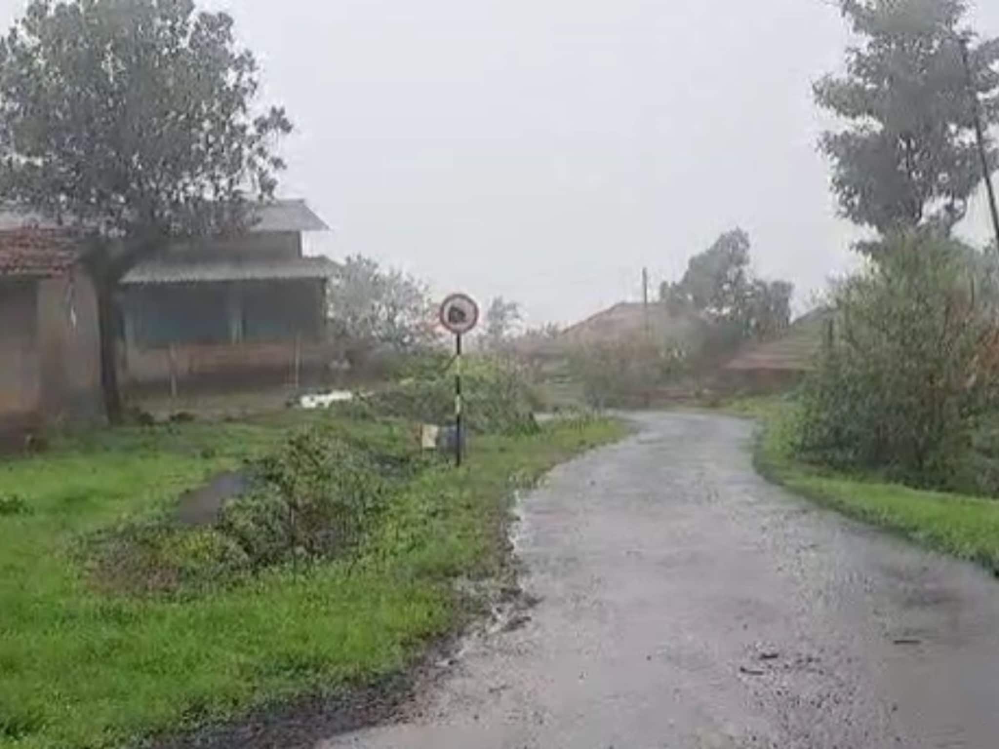 Ratnagiri Rain : रत्नागिरीत पावसाचा कहर; डोंगर खचला, गावाशी संपर्क तुटला
