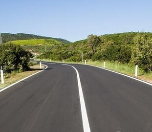 रस्त्यावरील पिवळ्या आणि पांढऱ्या रंगाच्या रेषा काय दर्शवतात?