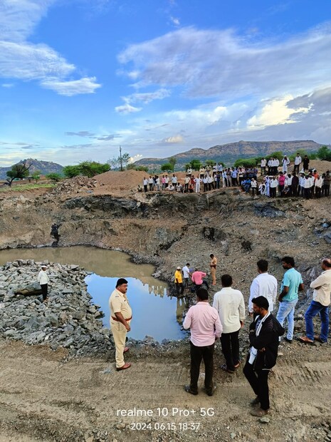 पावसाळ्याच्या तोंडावर संगमनेर तालुक्यातील मेंढवण गावात एक धक्कादायक घटना घडली आहे. पावसाळ्याच्या तोंडावर संगमनेर तालुक्यातील मेंढवण गावात एक धक्कादायक घटना घडली आहे.