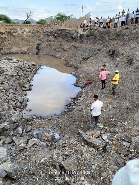 अर्धवट काम झालेल्या शेततळ्यात पावसाचं पाणी साचलं होतं. या तळ्याच्या जवळपास खेळत असताना पाण्यात बुडून तिघा मुलींचा दुर्दैवी अंत झाला आहे.