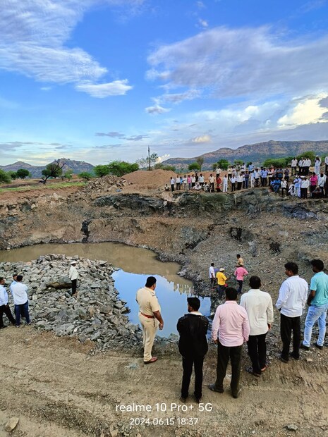 या तिघी शनिवारी दुपारी शाळेतून घरी आल्या आणि जेवण करून त्या सोमनाथ बडे यांचे शेतात असलेल्या शेततळ्याजवळ गेल्या. या शेततळ्यात पावसाचे पाणी साचलेले असताना सदरच्या मुली ह्या सदर पाण्यात खेळण्यासाठी गेलेले असताना खोलगट असलेल्या भागामध्ये जाऊन तिघींचाही पाण्यात बुडून मृत्यू झालेला आहे. 