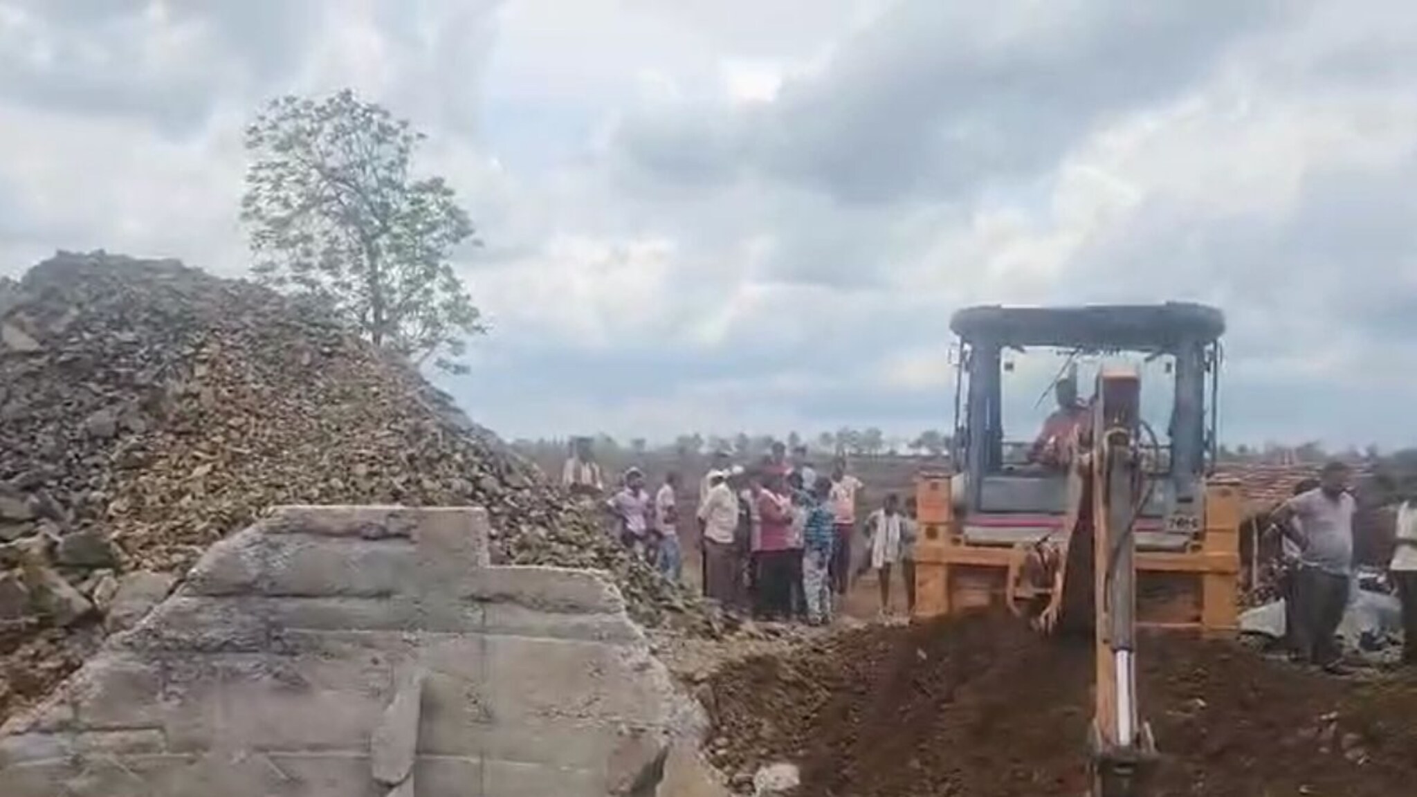 Dhule News : शेतातील विहीर खचल्याने पती-पत्नी ढिगाऱ्याखाली दबले; चिमुकला वाचला, घटनास्थळाचे PHOTOS