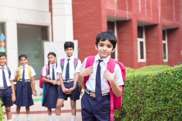 मुलांना शाळेत पाठवण्याचं योग्य वय काय? कोणत्या वर्षी टाकावं प्ले स्कूलमध्ये?