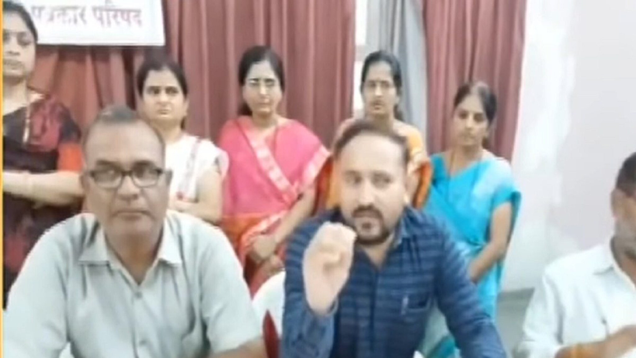 शाळा गेली चोरीला! विद्यार्थी, शिक्षक कागदावर पण गावात शाळाच नाही