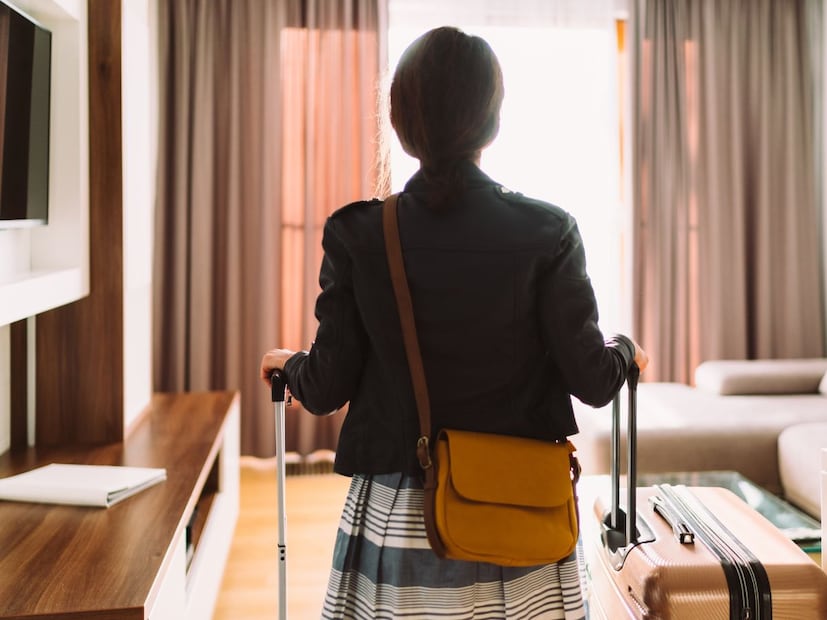 काही कामानिमित्त किंवा फिरायला बाहेर गेलो की हॉटेलमध्ये राहणं आलंच. हॉटेल रूममध्ये राहताना आपण सामान्यपणे तिथल्या सोयीसुविधा, स्वच्छता आणि सुरक्षितता तपासतो. सुरक्षेच्या बाबतीत म्हणायचं तर शक्यतो कुठे छुपे कॅमेरे नाहीत ना हे तपासतो. कारण याबाबत आता अनेकांना माहिती झाली आहे. तसंच आपल्या मौल्यवान सामानाची काळजी घेतो. काही कामानिमित्त किंवा फिरायला बाहेर गेलो की हॉटेलमध्ये राहणं आलंच. हॉटेल रूममध्ये राहताना आपण सामान्यपणे तिथल्या सोयीसुविधा, स्वच्छता आणि सुरक्षितता तपासतो. सुरक्षेच्या बाबतीत म्हणायचं तर शक्यतो कुठे छुपे कॅमेरे नाहीत ना हे तपासतो. कारण याबाबत आता अनेकांना माहिती झाली आहे. तसंच आपल्या मौल्यवान सामानाची काळजी घेतो.