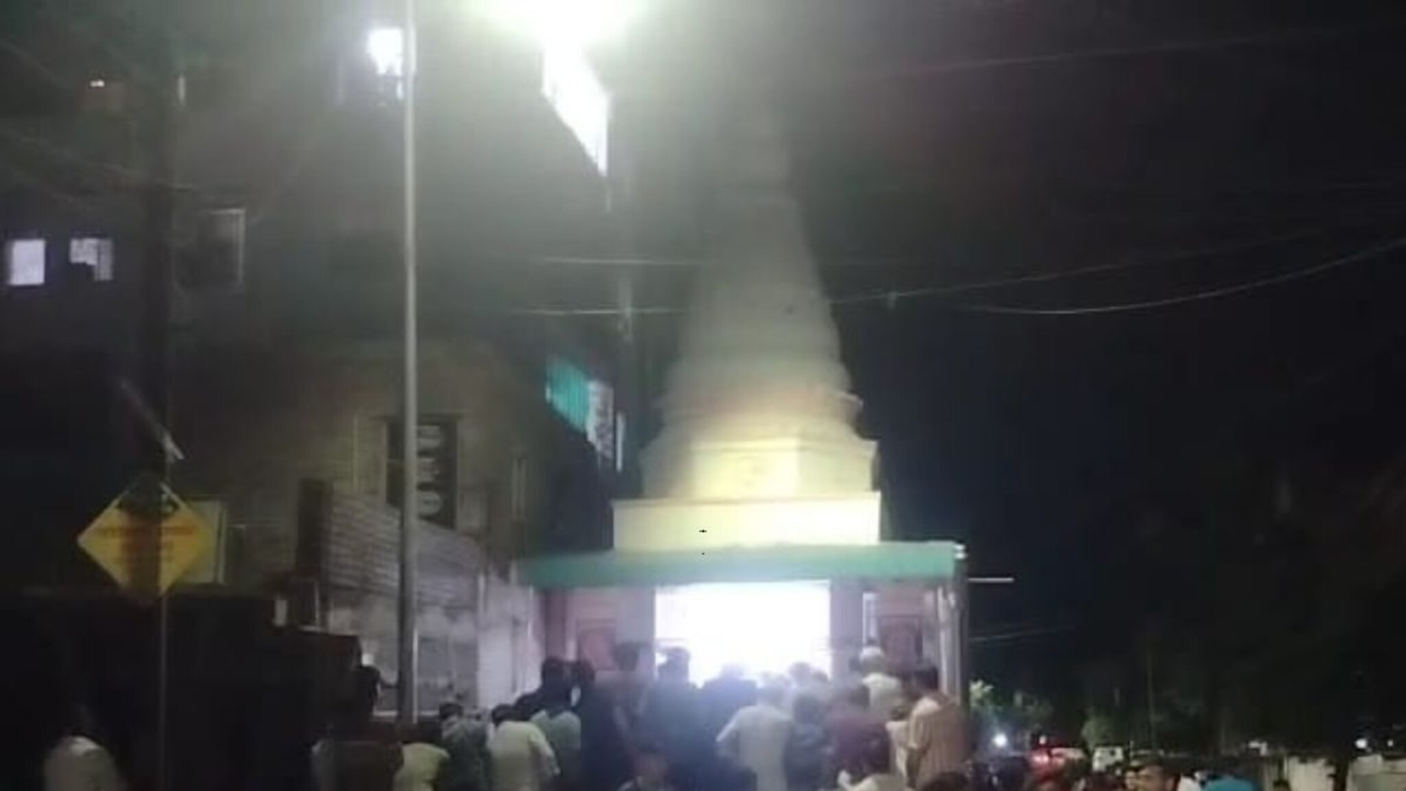 मंदिरात गेलेले बापलेक; फरशीवर पाय ठेवताच भुयारात कोसळले अन्..अकोल्यातील घटना