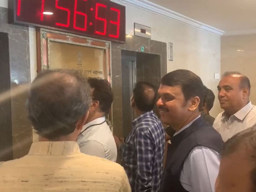 लिफ्ट बाहेर दोन्ही नेत्यांचा अडीच मिनिटं एकमेकांशी संवाद झालेला पाहायला मिळाला. दोघेही नेते लिफ्टमध्ये प्रवास करत असताना लिफ्टमध्ये उद्धव ठाकरे यांचे स्विय साहाय्यक मिलिंद नार्वेकर, प्रविण दरेकर आणि छगन भुजबळ उपस्थित होते.